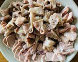 Hình bước làm 2 của món Bún đậu mắm tôm Halloween với chả đậu hũ, lưỡi heo, và lòng non