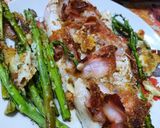 Foto del paso 8 de la receta: Pescado al horno sobre tomates, con espárragos, panceta y hebras de queso