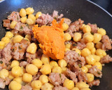 Foto del paso 4 de la receta: Revuelto de garbanzos, con butifarra, huevo y toque de sobrasada y miel