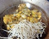 A picture of step 4 of Crispy Oyster Omelette (Hoy Tod).