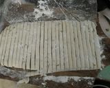 Foto langkah ke 6 dari resep Stik Bawang Renyah.