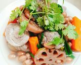 Hình bước làm 2 của món Giò heo hầm củ sen đậu phộng