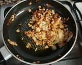 Foto del paso 1 de la receta: Huevos fritos con patatas y cebolla