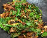 Foto langkah ke 3 dari resep Tumis Tongkol Kemangi🌿.