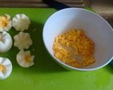 Foto del paso 5 de la receta: Huevos rellenos de atún (pollitos saliendo del cascarón)👍💕🐣🐣