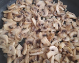 Foto del paso 3 de la receta: Solomillo con salsa de carne y champiñones y arroz