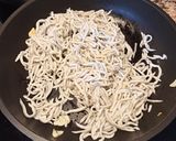 Foto del paso 2 de la receta: Gulas al ajillo con huevo frito y patacones