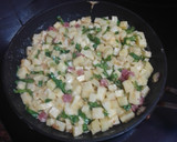Foto del paso 3 de la receta: Tortilla de papas con cebolla, espinacas y jamón serrano