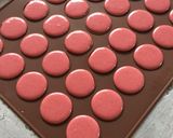Foto langkah ke 11 dari resep Macaron - Red Velvet ft Tiramisu.