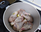 Foto del paso 1 de la receta: Jamoncitos de pollo con salsa de cebolla