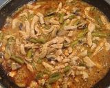 Szalonnás–gombás–vajbabos sertéstokány🥓🍄‍🟫🫘 recept fázis 8 fotója