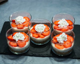 Foto del paso 4 de la receta: Cheesecake de fresa y nata en vasitos