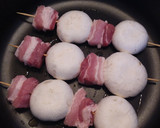 Foto del paso 3 de la receta: Brochetas de champiñón y panceta
