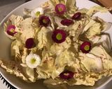 Une image de l'étape 3 de Salade castelfranco aux fleurs comestibles sauce framboises.