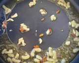 Foto del paso 2 de la receta: Timbal de arroz carnaroli con vieiras y zamburiñas al ajillo