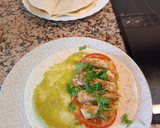 Foto del paso 2 de la receta: Tortilla rellena de pollo, guacamole y tomate