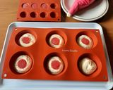 Foto del passaggio 19 della ricetta Semisfere con mousse al mascarpone e gelèe di fragole