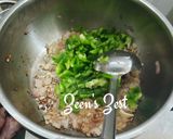 A picture of step 1 of Cabbage and Capsicum Chicken.
