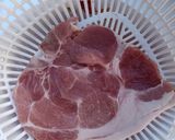 Hình bước làm 1 của món Thịt cốt lết chiên nước mắm