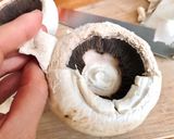 Hình bước làm 1 của món Nấm Mỡ To Nhồi Thịt Băm Lá Ngải Thơm (Estragon)