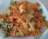 Foto del paso 12 de la receta: Farfalle tricolor a los cuatro quesos