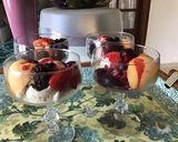 Une image de l'étape 2 de Coupes glacées aux fruits rouges et coulis de fruits rouges.