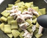 Foto del passaggio 5 della ricetta Paccheri ondulati con branzino e crema di zucchine e basilico