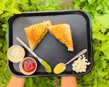 પનીર સેન્ડવીચ વિથ મેયો ગ્રીન ચટણી(Paneer sandwich wid mayo green chutney recipe in Gujarati) રેસીપી સ્ટેપ3ફોટો