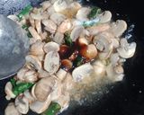 Foto langkah ke 2 dari resep Jamur Kancing Lombok Ijo.