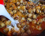 Foto langkah ke 6 dari resep Kerang Dara Saus Padang.
