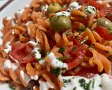 Foto del passaggio 1 della ricetta Pasta di lenticchie rosse con pomodorini, olive, yogurt e prezzemolo 🇮🇹🍝