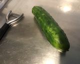 Une image de l'étape 1 de Salade de tomates au concombre Noa mariné algues et huile de pépins de courge.