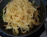 Foto del passaggio 4 della ricetta Tagliatelle funghi piselli e salsiccia