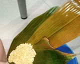 Foto langkah ke 3 dari resep Bakcang (cara melipat daun) 4/4.