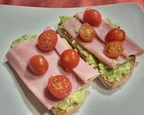 Foto del paso 4 de la receta: Tostas con crema de aguacate y queso, jamón york y cherries