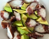 Une image de l'étape 1 de Salade de poulpe, avocat et feta.