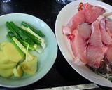 A picture of step 1 of Dark sauce belly fish.