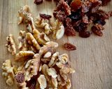 Foto del paso 1 de la receta: Bizcocho de plátano con nueces y pasas