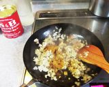 A picture of step 2 of Oatmeal Curry Omurice.