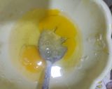 Foto langkah ke 2 dari resep Dadar Telur Jamur Enoki.