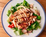 Hình bước làm 3 của món Salad Ức Gà Áp Chảo Sốt Mù Tạt