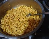 Foto langkah ke 4 dari resep Mie goreng ayam solaria.