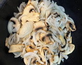 Foto del paso 2 de la receta: Pavo cremoso de champiñones con papitas a la mantequilla apto APLV AAM