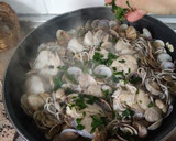 Foto del paso 7 de la receta: Pescada con almejas y gulas