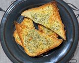 Foto langkah ke 4 dari resep Simple Garlic Bread.