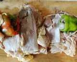 Foto del paso 3 de la receta: Cuarto de pollo deshuesado asado al carbón, relleno de beicon, pimiento y champiñones