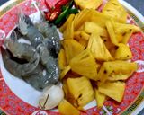 รูปขั้นตอนการทำที่ 1 ของ กุ้งผัดสับปะรด