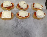 Foto del paso 4 de la receta: Montaditos de sobrasada con miel y queso de cabra