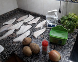 Foto del paso 1 de la receta: Filetes de merluza, patatas y guisantes en salsa verde