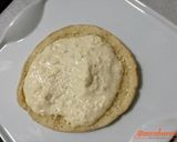 Foto del paso 3 de la receta: Tosta sobre pan de pita de salmón, crema de huevo y queso gorgonzola con cobertura de pistachos